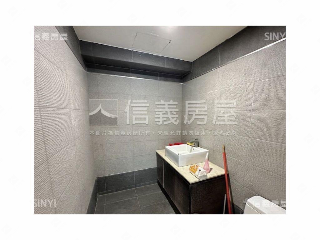 【精選】三多商圈角窗二樓房屋室內格局與周邊環境
