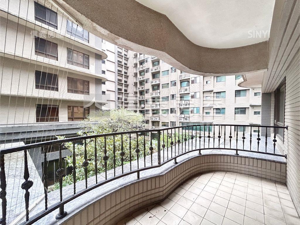 扶輪公園三房雙車位露臺戶房屋室內格局與周邊環境