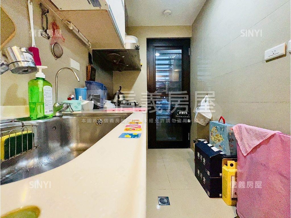 世界邊間高樓電梯三房車位房屋室內格局與周邊環境