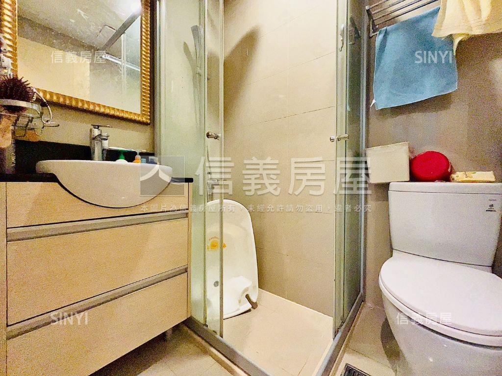 世界邊間高樓電梯三房車位房屋室內格局與周邊環境