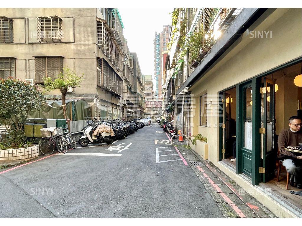 近遠企靜巷電梯管理美３房房屋室內格局與周邊環境