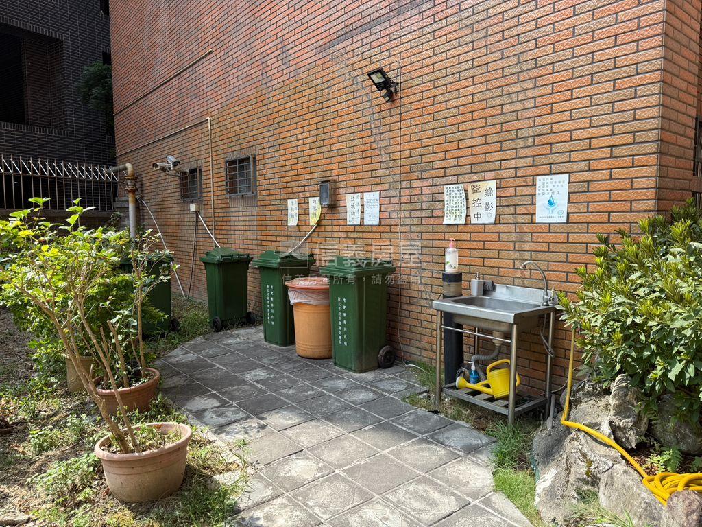 綠園道裝潢３房美屋＋車位房屋室內格局與周邊環境