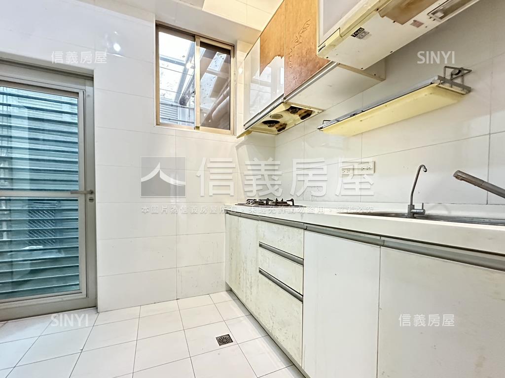 頂溪捷運邊間一樓房屋室內格局與周邊環境