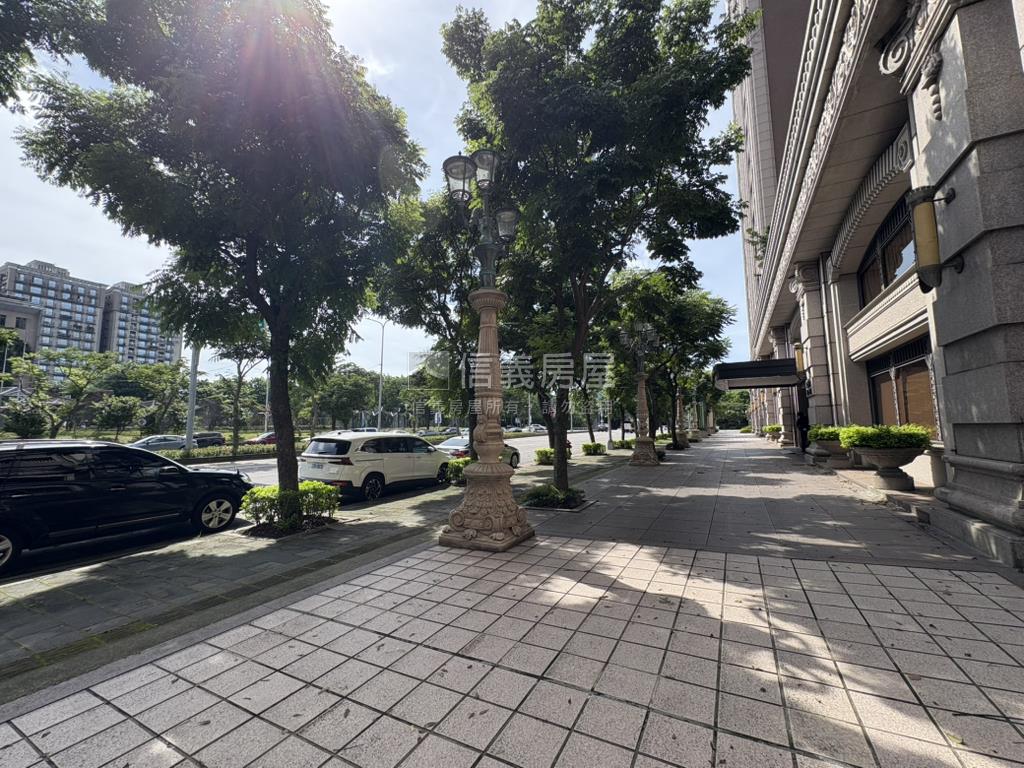 彼得堡寬敞大店面房屋室內格局與周邊環境