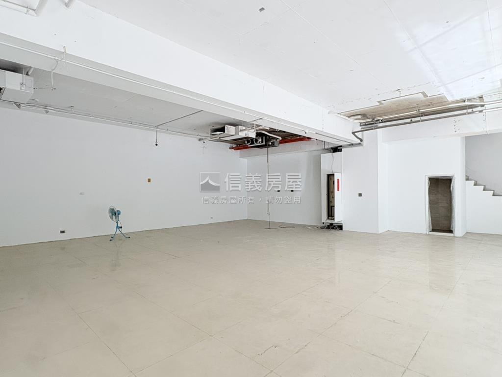 彼得堡寬敞大店面房屋室內格局與周邊環境