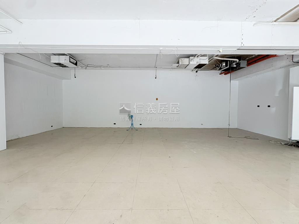 彼得堡寬敞大店面房屋室內格局與周邊環境
