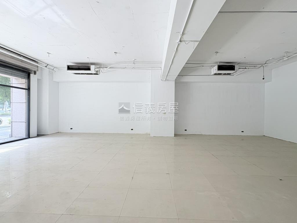 彼得堡寬敞大店面房屋室內格局與周邊環境