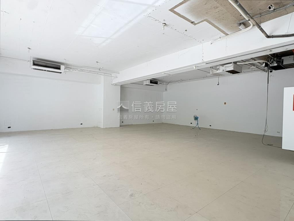 彼得堡寬敞大店面房屋室內格局與周邊環境
