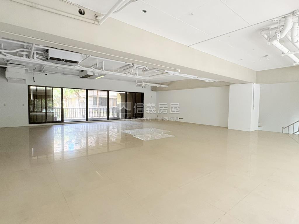 彼得堡寬敞大店面房屋室內格局與周邊環境