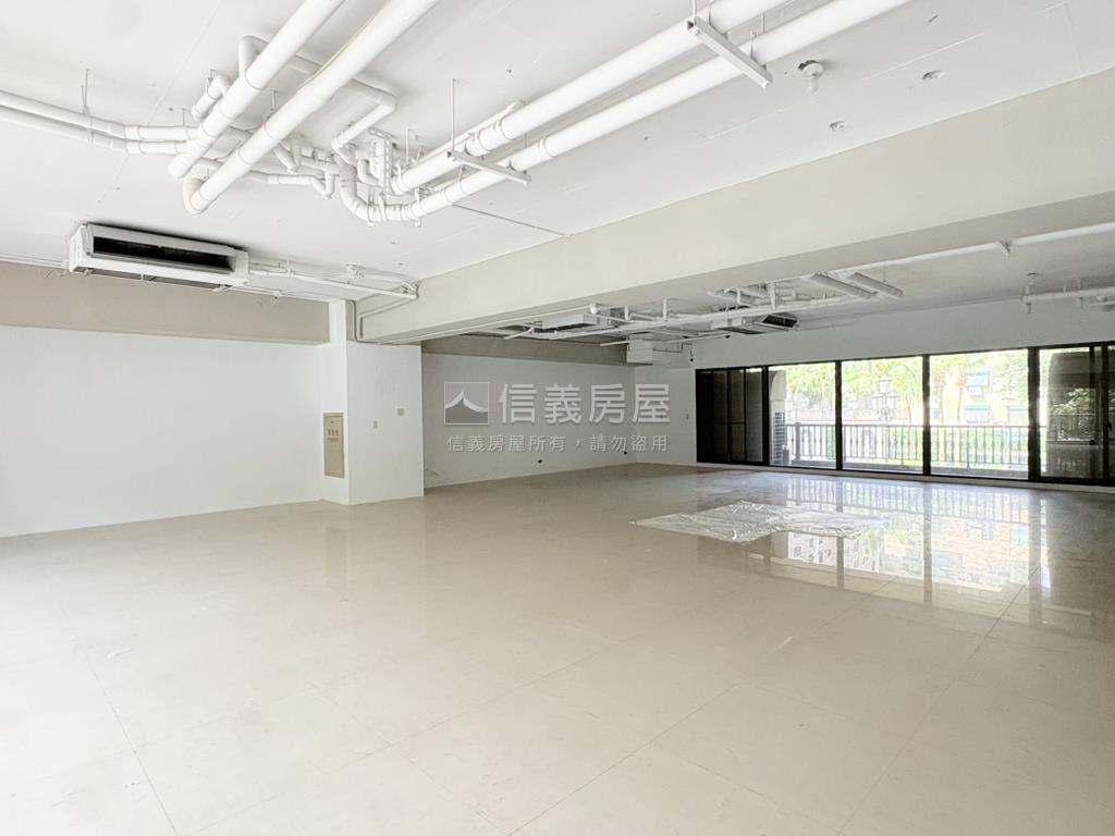 彼得堡寬敞大店面房屋室內格局與周邊環境