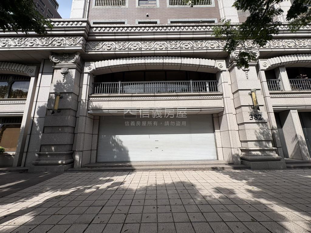 彼得堡寬敞大店面房屋室內格局與周邊環境