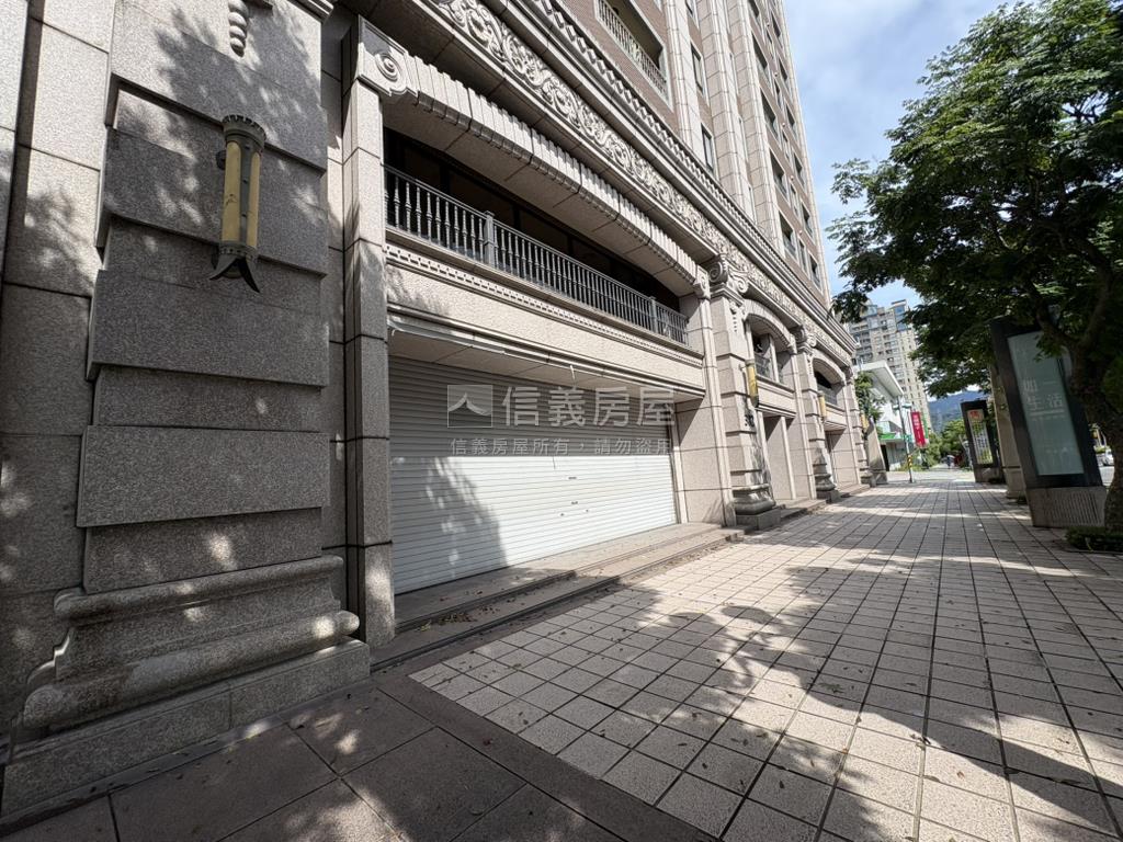 彼得堡寬敞大店面房屋室內格局與周邊環境