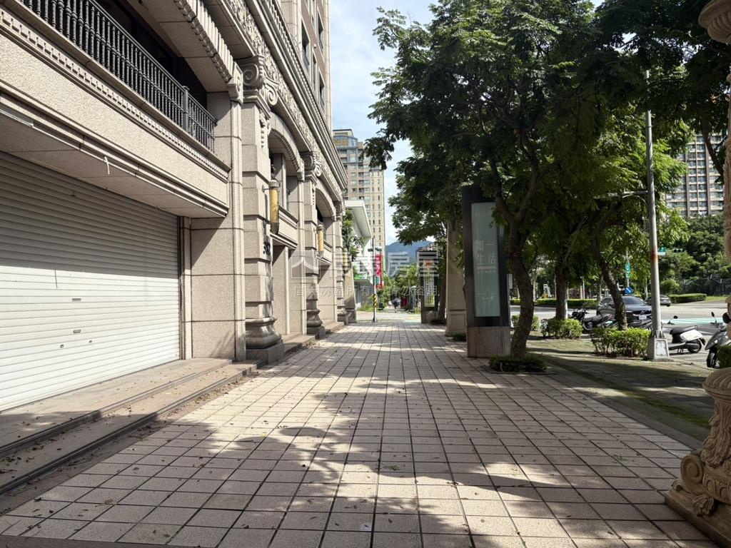 彼得堡寬敞大店面房屋室內格局與周邊環境