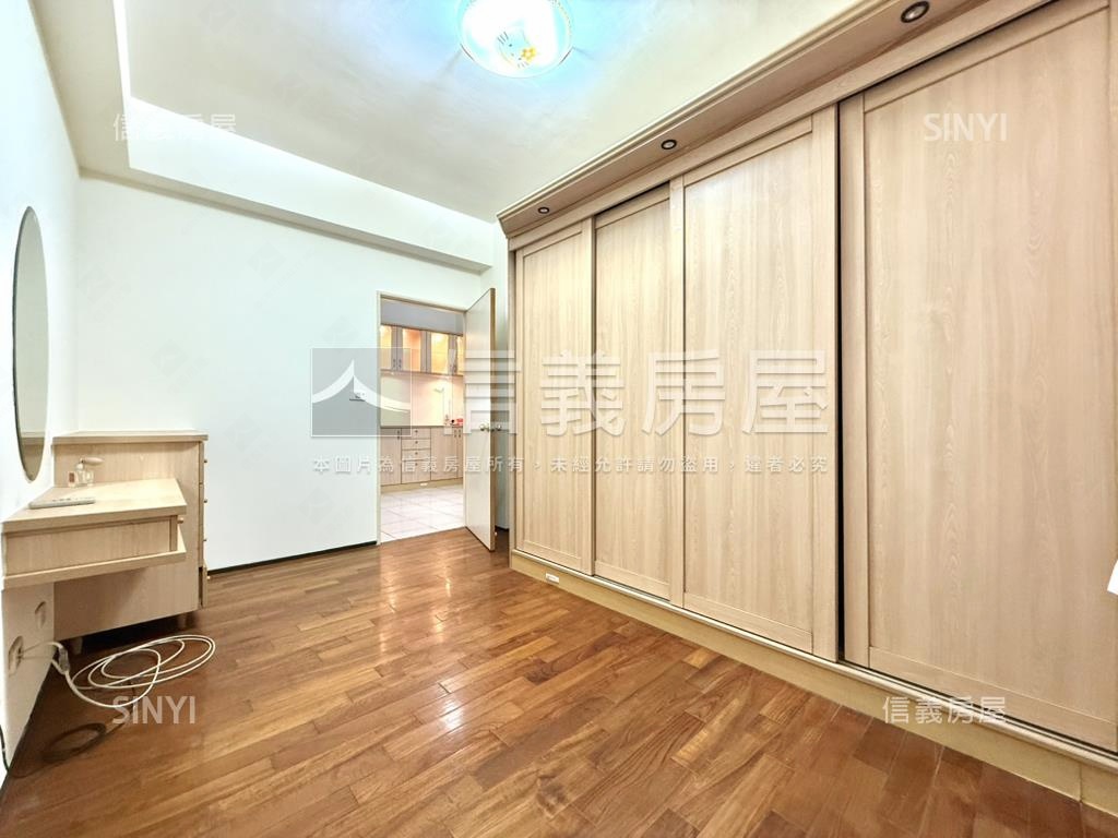 近捷運公園邊間稀有三房房屋室內格局與周邊環境