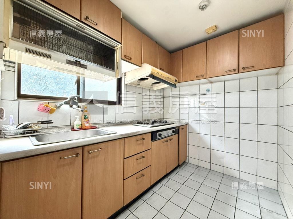 近捷運公園邊間稀有三房房屋室內格局與周邊環境