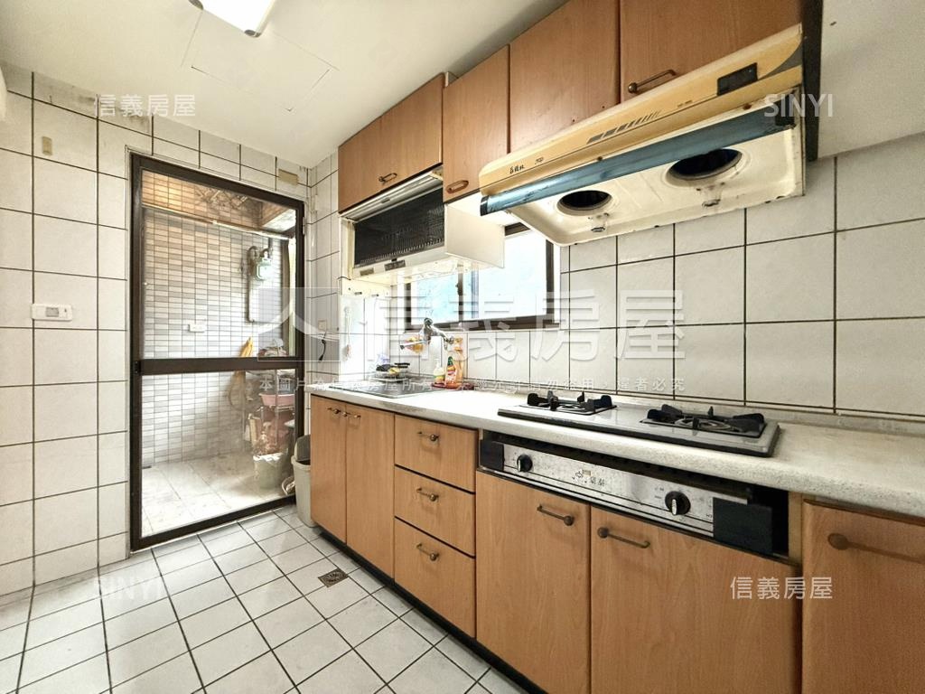 近捷運公園邊間稀有三房房屋室內格局與周邊環境