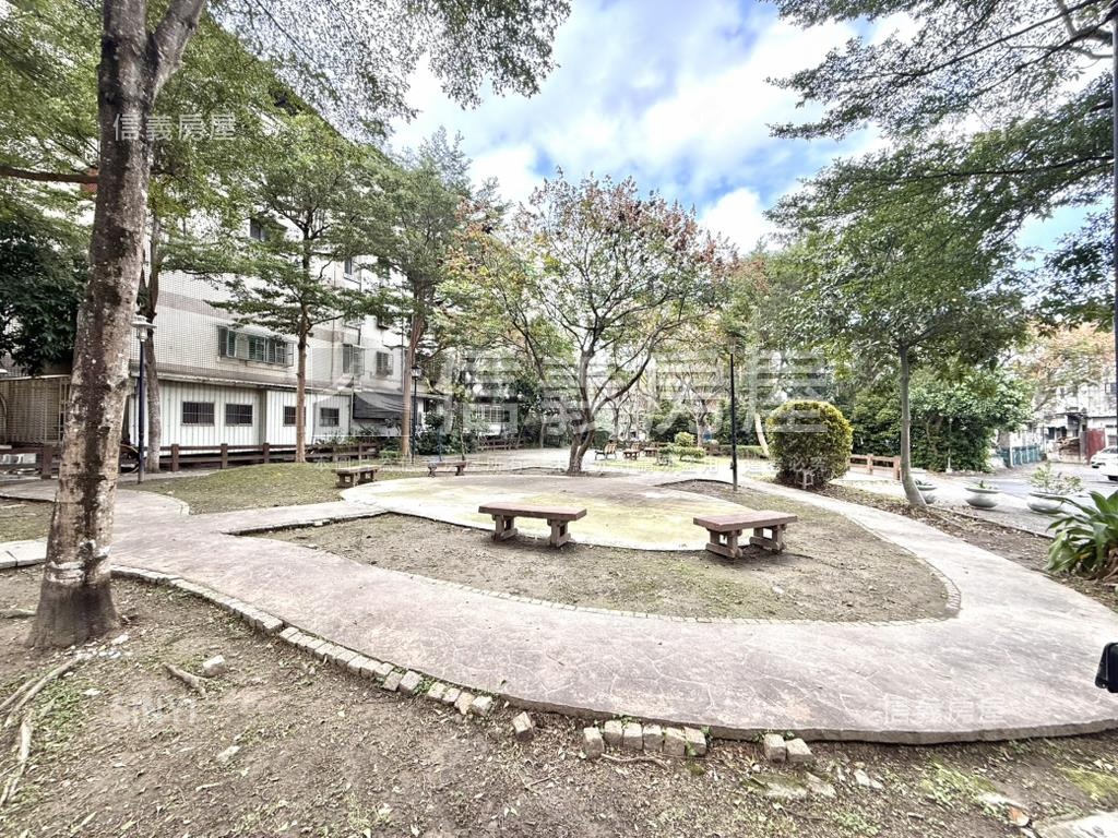 近捷運公園邊間稀有三房房屋室內格局與周邊環境