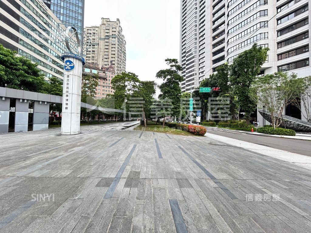 老佛爺高樓前棟視野雙平車房屋室內格局與周邊環境