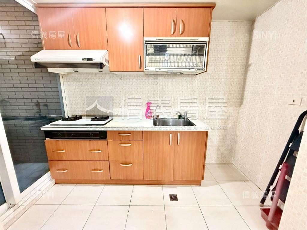 湯泉高樓面中庭３房車位房屋室內格局與周邊環境