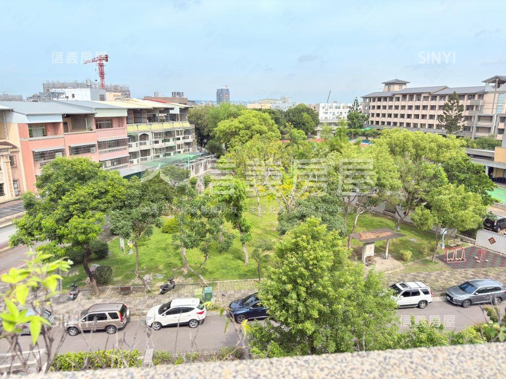 １１期公園首排電梯豪墅房屋室內格局與周邊環境
