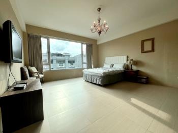 觀光城區歐風電梯店住