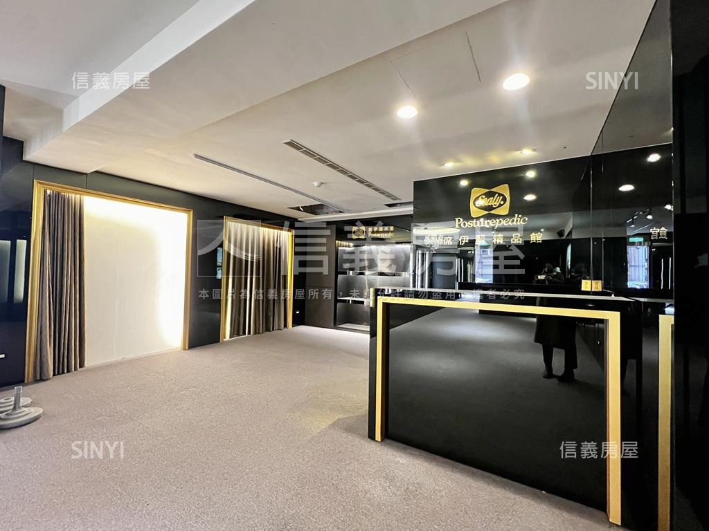 四號公園黃金挑高店面房屋室內格局與周邊環境