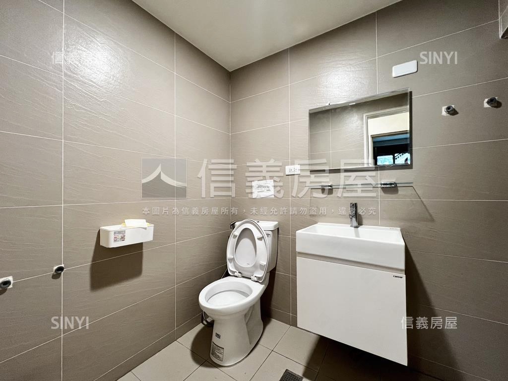 四號公園黃金挑高店面房屋室內格局與周邊環境