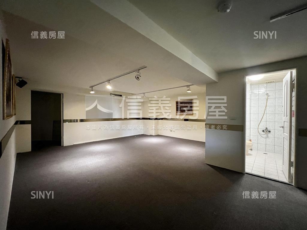 四號公園黃金挑高店面房屋室內格局與周邊環境