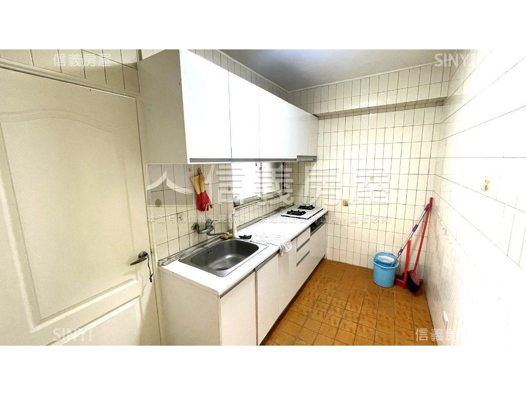 大巨蛋★邊間採光三房電梯房屋室內格局與周邊環境