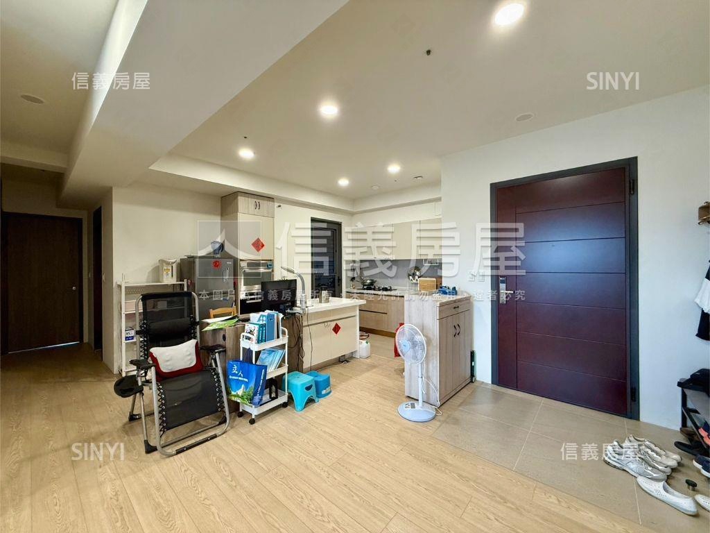 新業自由居三房雙平車房屋室內格局與周邊環境