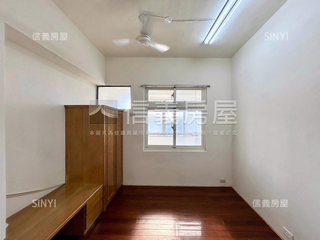 昌益次頂樓華廈有車位房屋室內格局與周邊環境