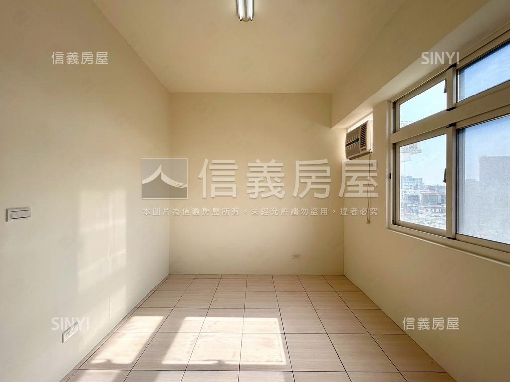 昌益次頂樓華廈有車位房屋室內格局與周邊環境