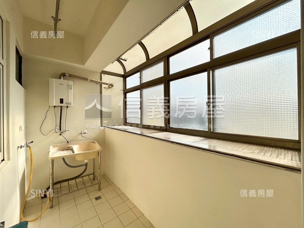 昌益次頂樓華廈有車位房屋室內格局與周邊環境