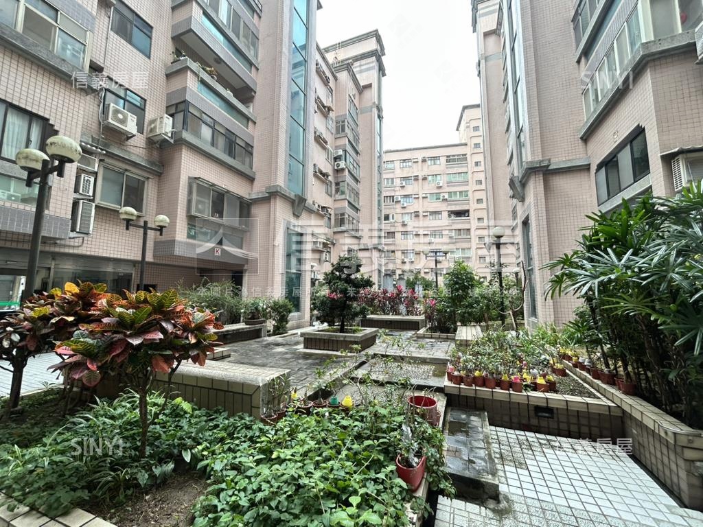 昌益次頂樓華廈有車位房屋室內格局與周邊環境