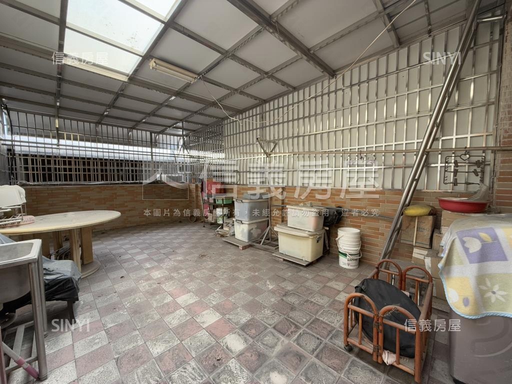 明鳳正街公園旁騎樓透天房屋室內格局與周邊環境