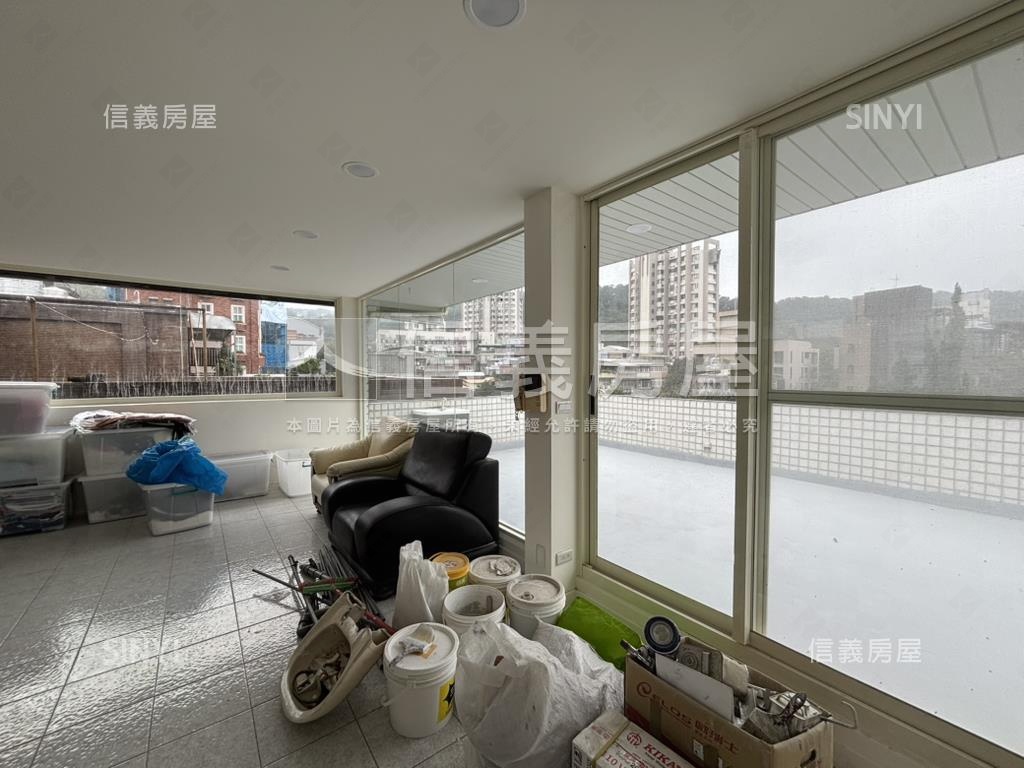 近歐洲學校景觀別墅房屋室內格局與周邊環境