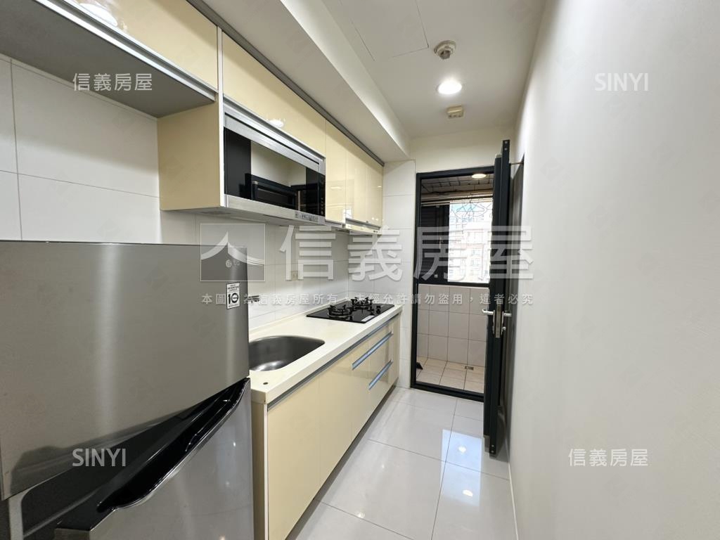 鉑金晶品‧美裝潢兩房車位房屋室內格局與周邊環境