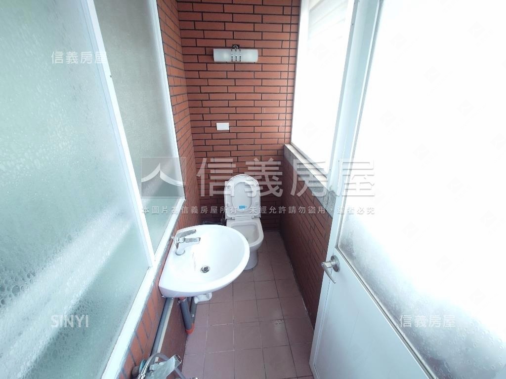 近文山特區好入手店住房屋室內格局與周邊環境