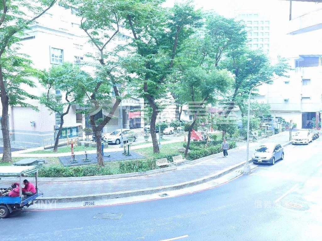 近文山特區好入手店住房屋室內格局與周邊環境