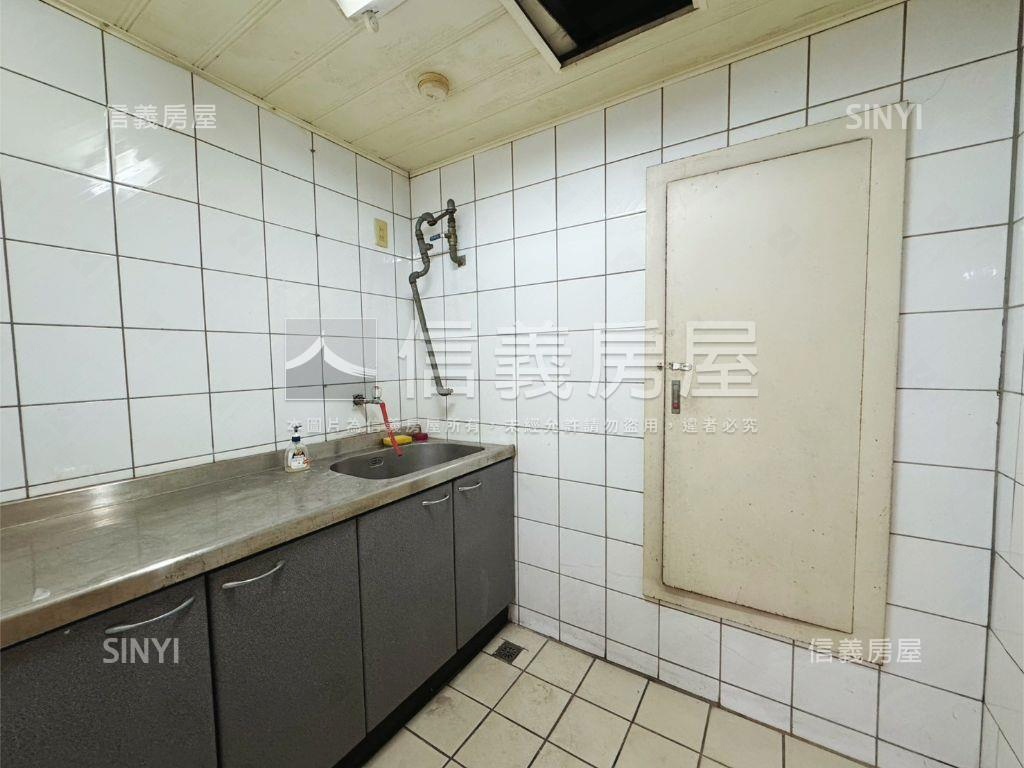 稀有辦公室附平面車位房屋室內格局與周邊環境