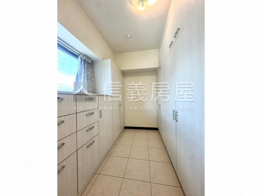 西區三房平車免１４００萬房屋室內格局與周邊環境