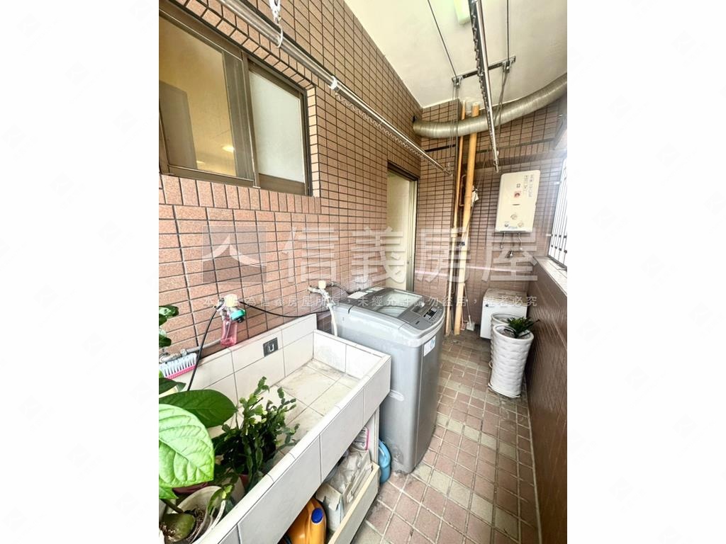 西區三房平車免１４００萬房屋室內格局與周邊環境