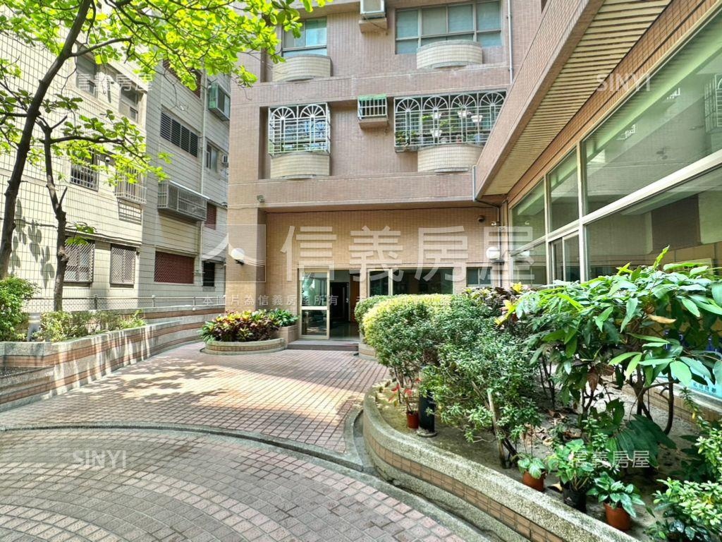 西區三房平車免１４００萬房屋室內格局與周邊環境