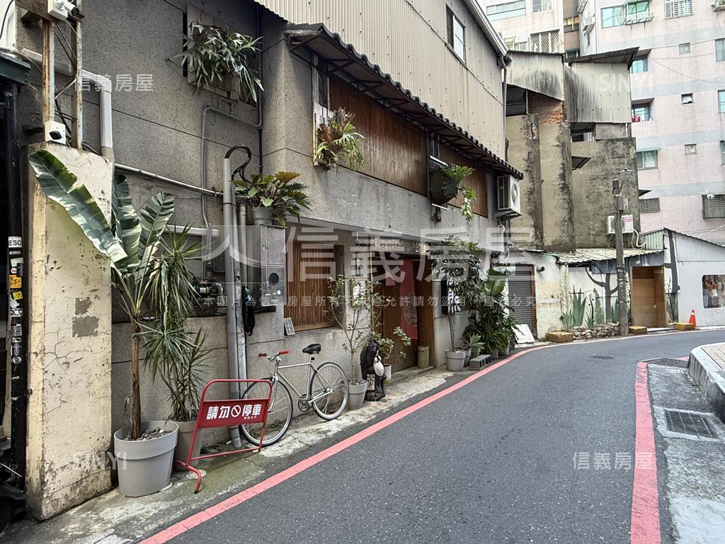 火車站ｆｏｃｕｓ旁金店面房屋室內格局與周邊環境