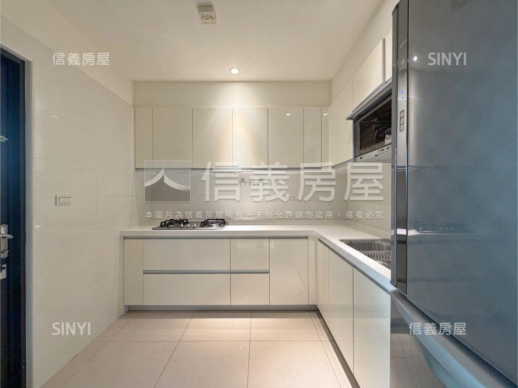 移動方城精品四房雙車位房屋室內格局與周邊環境