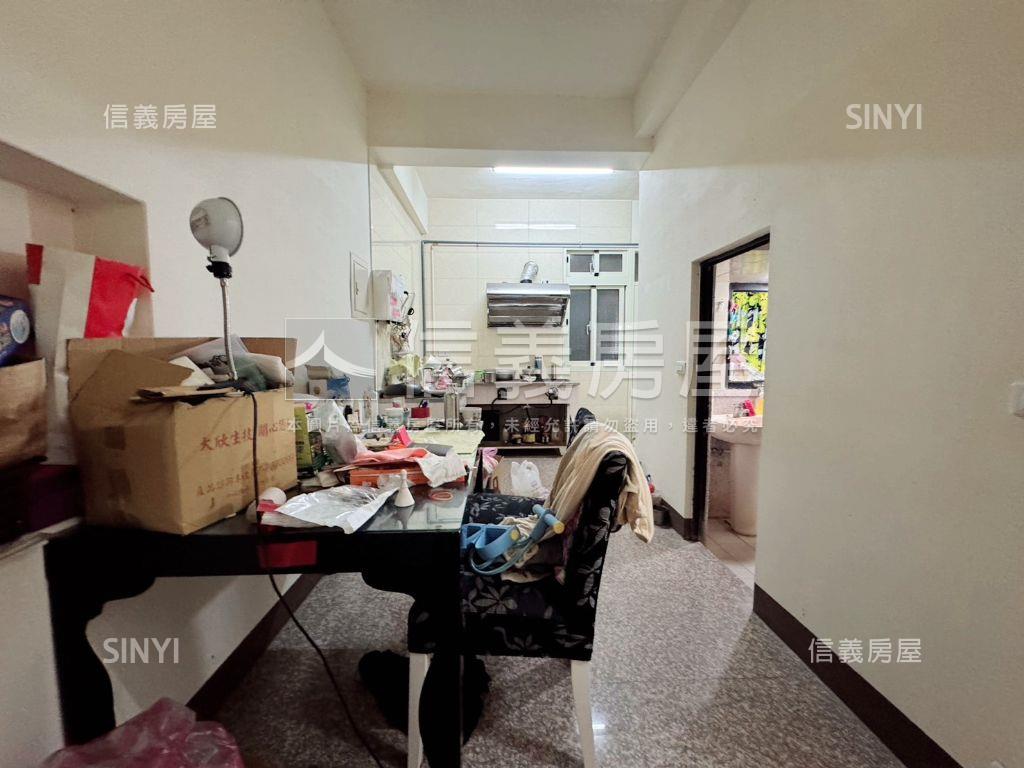 市區。西大路機能美透天房屋室內格局與周邊環境