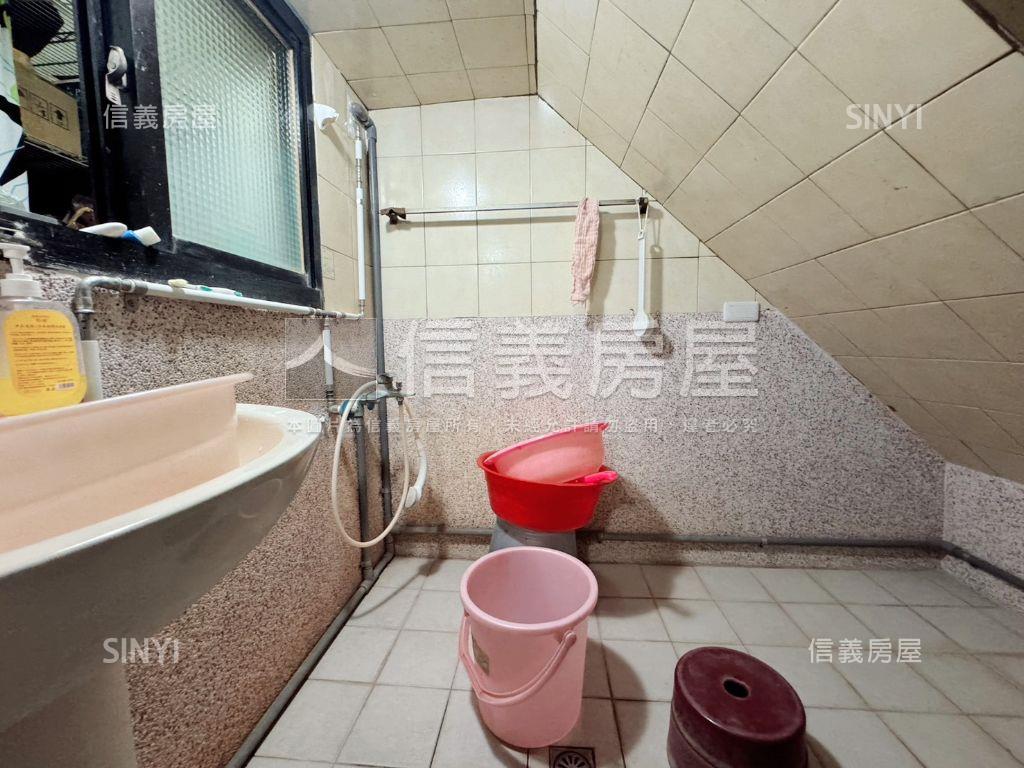 市區。西大路機能美透天房屋室內格局與周邊環境