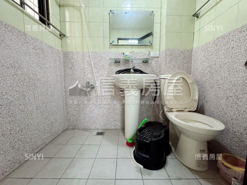 市區。西大路機能美透天房屋室內格局與周邊環境