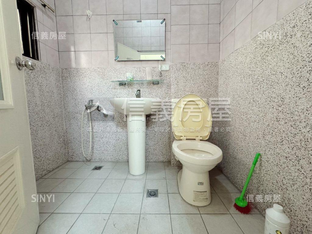 市區。西大路機能美透天房屋室內格局與周邊環境