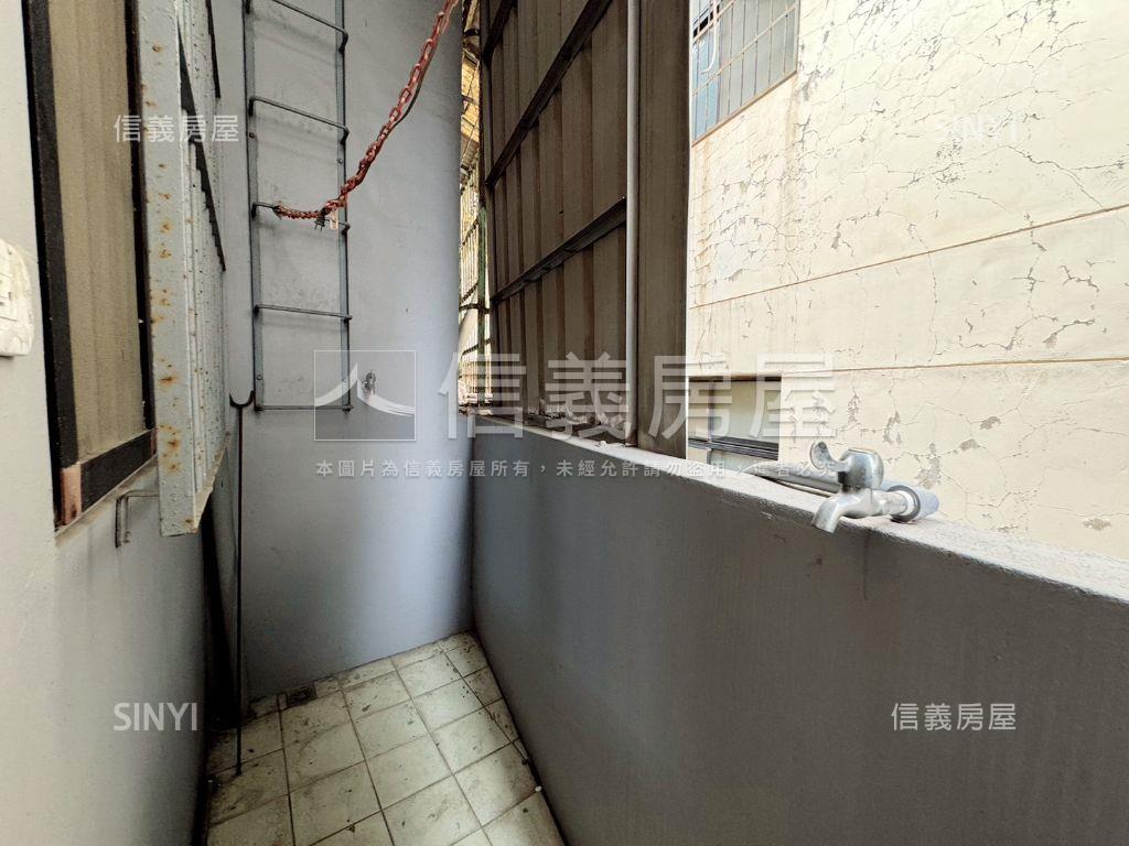 市區。西大路機能美透天房屋室內格局與周邊環境